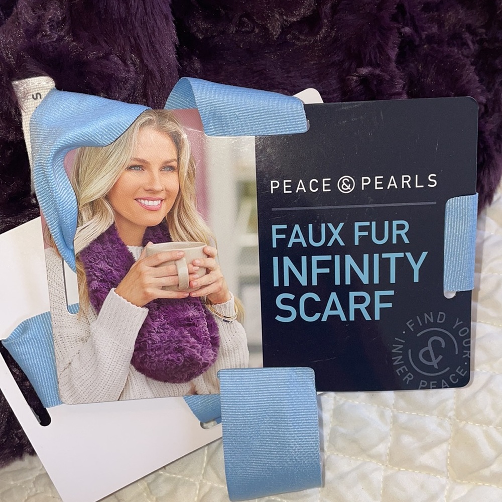 BNWT peace & Pearls faux fur Infinity Scarf - Picture 4 of 5